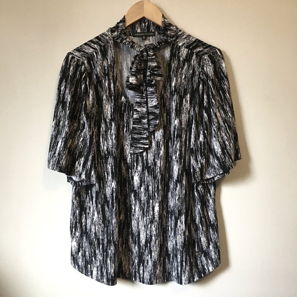 Adrienne Vittadini B&W Scratchpad Mock-Neck Bow Blouse 1X Corporate Goth Siren
